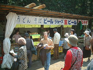 売店のにぎわい