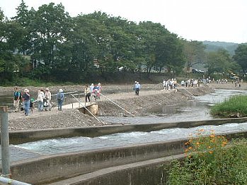 川を渡る人の列